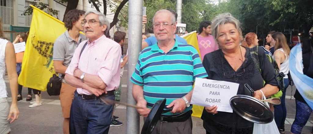 Modesta protesta en Mendoza en contra de la ley de Solidaridad Social