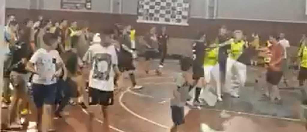 Video: brutal agresión a un árbitro en el futsal mendocino