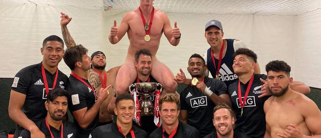 Los All Blacks se suman a la moda de celebrar un título desnudos
