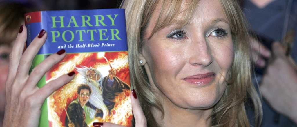 Escándalo con J.K. Rowling: la acusan de transfóbica en Twitter