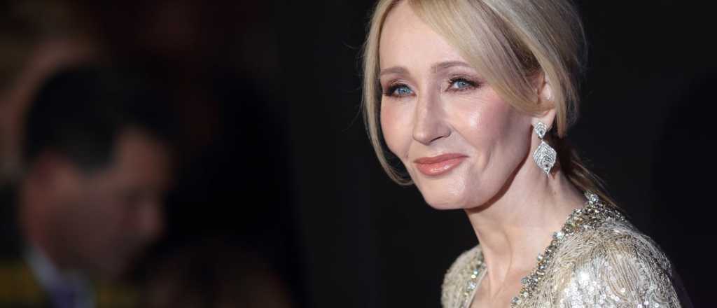 Acusan a J.K Rowling de "transfóbica" por su nuevo libro