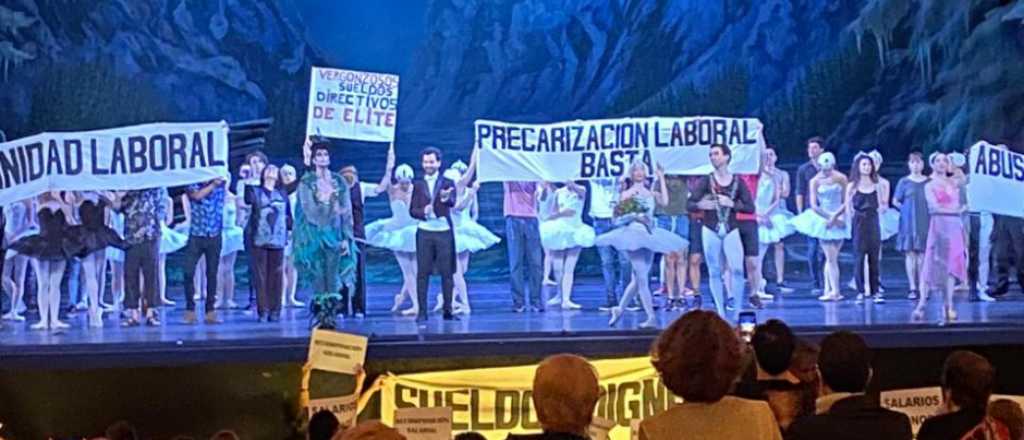 Los bailarines del Colón terminaron un ballet con pancartas de protesta