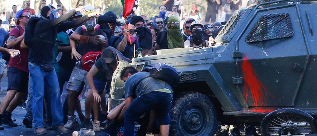 Tremendo: fue aplastado por dos tanquetas policiales en Chile