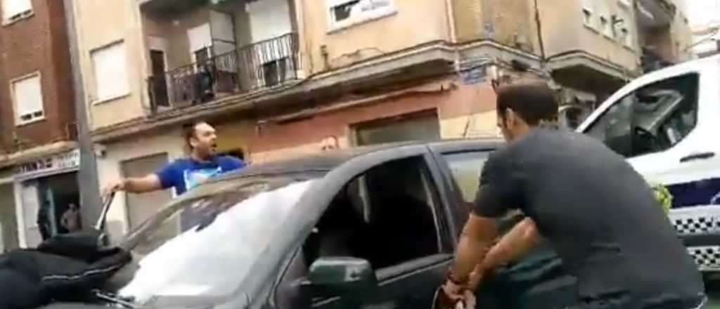 Video: los multaron y destrozaron su propio auto en España