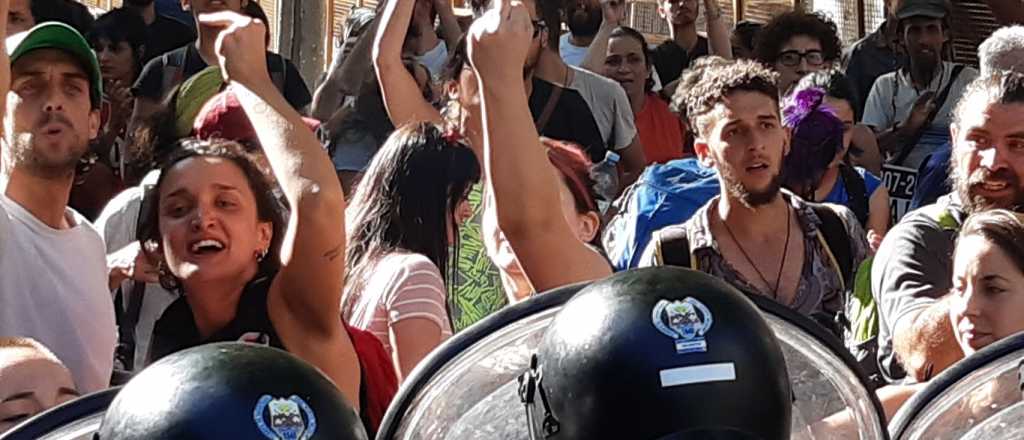 Respeto a la democracia, en el debate minero