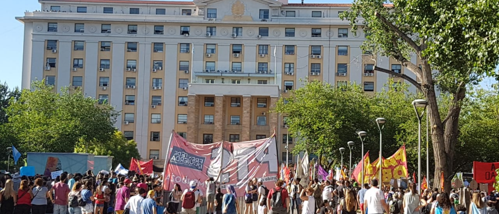 Antimineros se manifiestan en Casa de Gobierno de Mendoza