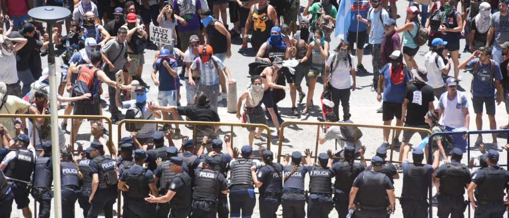 Los Disturbios por la ley 7722 dejaron 16 policías heridos y 45 aprehendidos