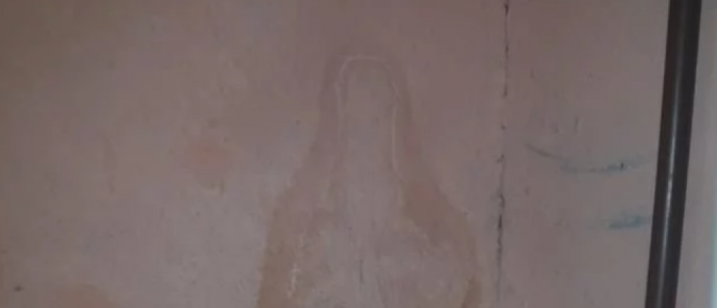 Una mancha de humedad con forma de "Virgen" conmociona a San Juan