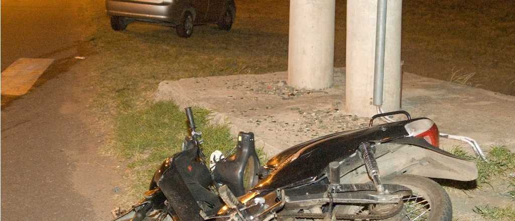 Un joven motociclista chocó contra un auto y murió en Godoy Cruz