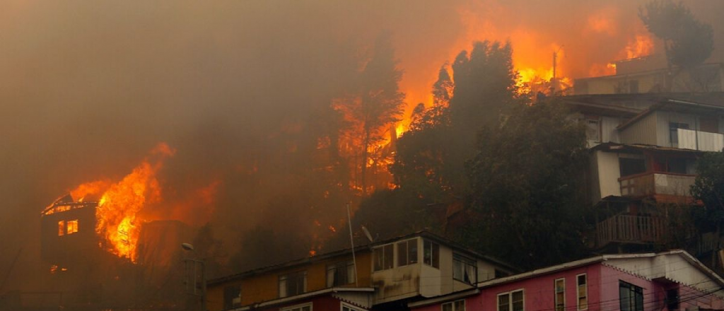 Gran incendio en Valparaíso consumió 120 casas
