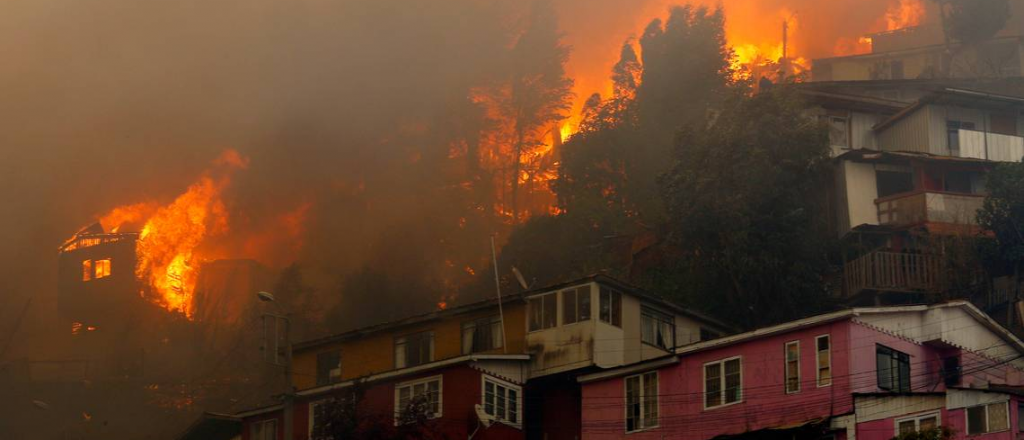 Aumentó a 245 las casas afectadas por el mega incendio de Valparaíso