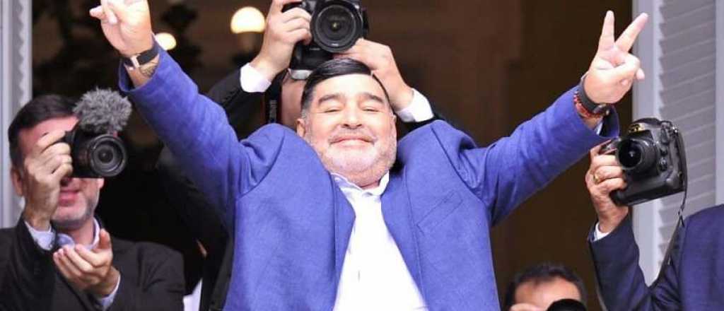 Maradona visit&oacute; a Fern&aacute;ndez y salud&oacute; desde el balc&oacute;n de Casa Rosada