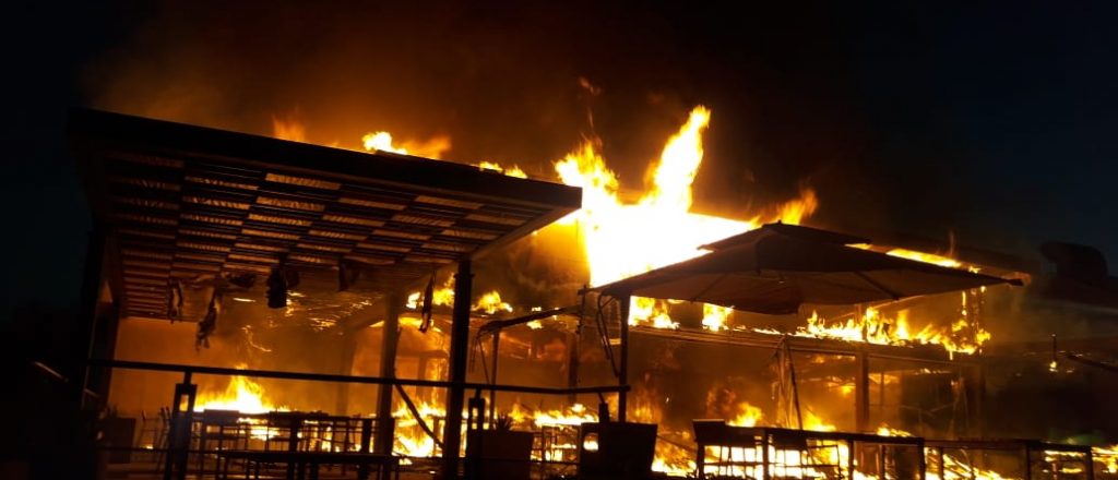 El restaurant de bodega Casarena se incendió por completo