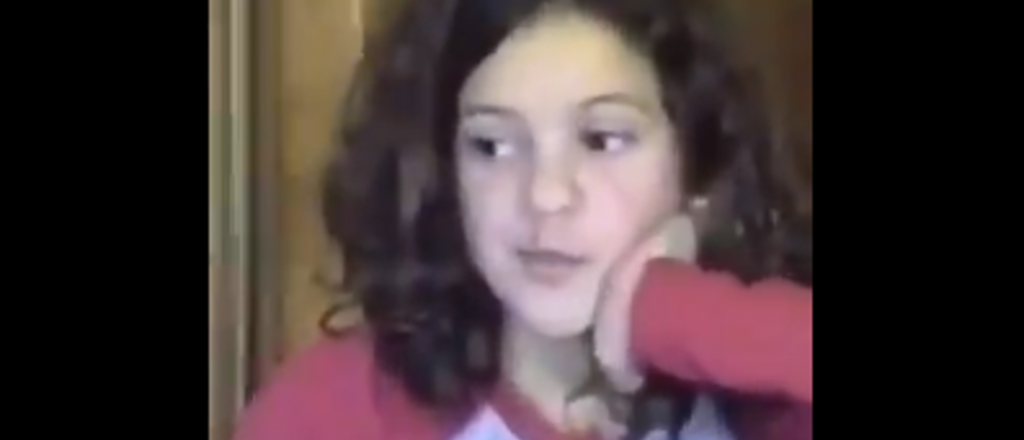 Es viral el video retro de Rosalía aburrida en una clase de música