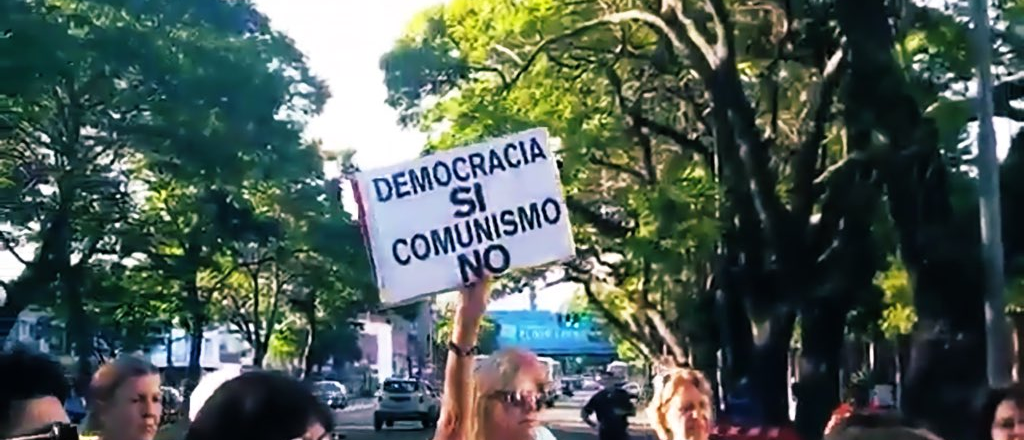 Un reducido grupo de personas protestó contra el Gobierno en Plaza de Mayo