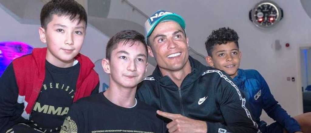 Video: el emocionante gesto de Cristiano Ronaldo con un nene sin piernas