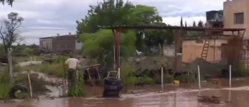 Videos: un centenar de evacuados y crecida de ríos por temporal en Córdoba