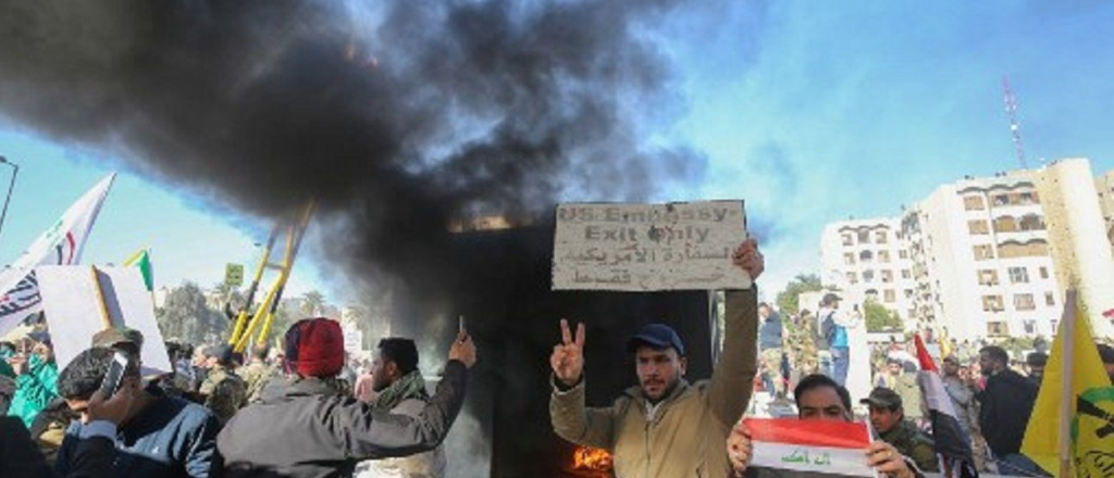 Manifestantes pro-iraníes atacan la embajada de EEUU en Irak