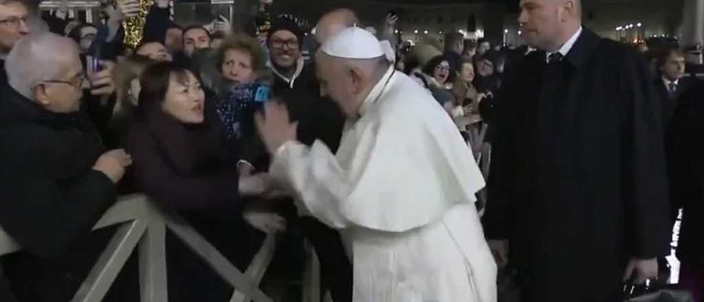 El Papa Francisco golpeó en la mano a una mujer que lo tiró del brazo