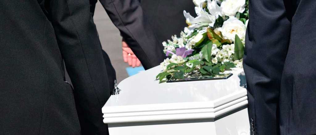 La crisis llegó a los entierros: creman porque es más barato