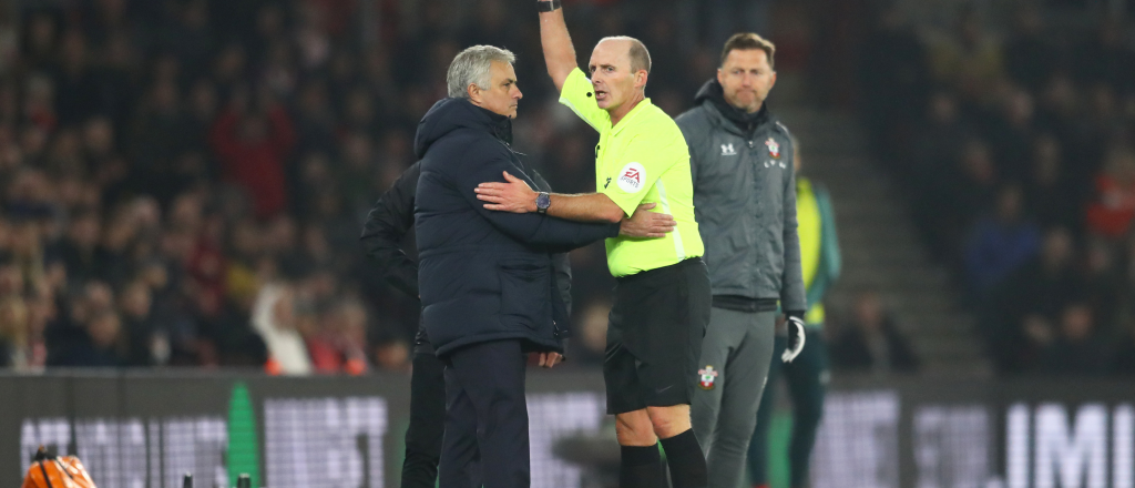 Video: Mourinho espió la táctica del técnico rival y fue amonestado