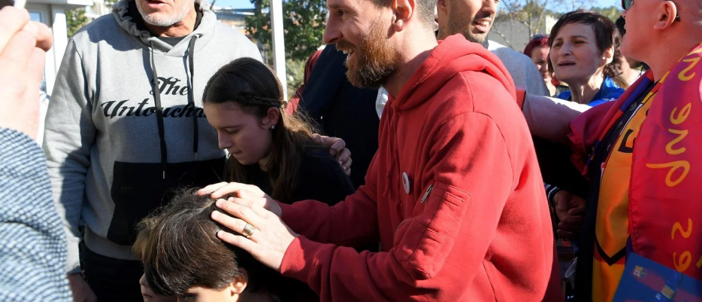 Messi solidario: visitó junto al plantel del Barça varios hospitales de niños