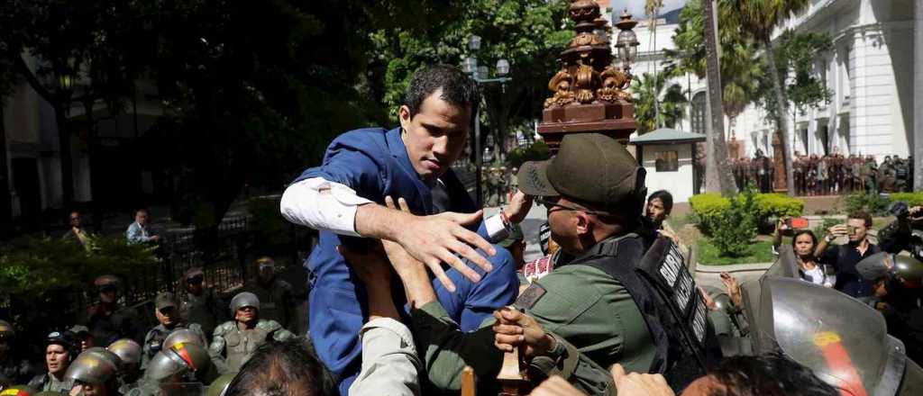 Guaid&oacute; arm&oacute; una Asamblea paralela y fue reelecto