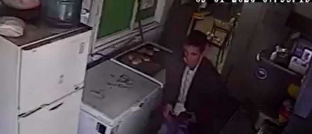 Video: un ladrón se masturbó frente a las empleadas, les robó y huyó