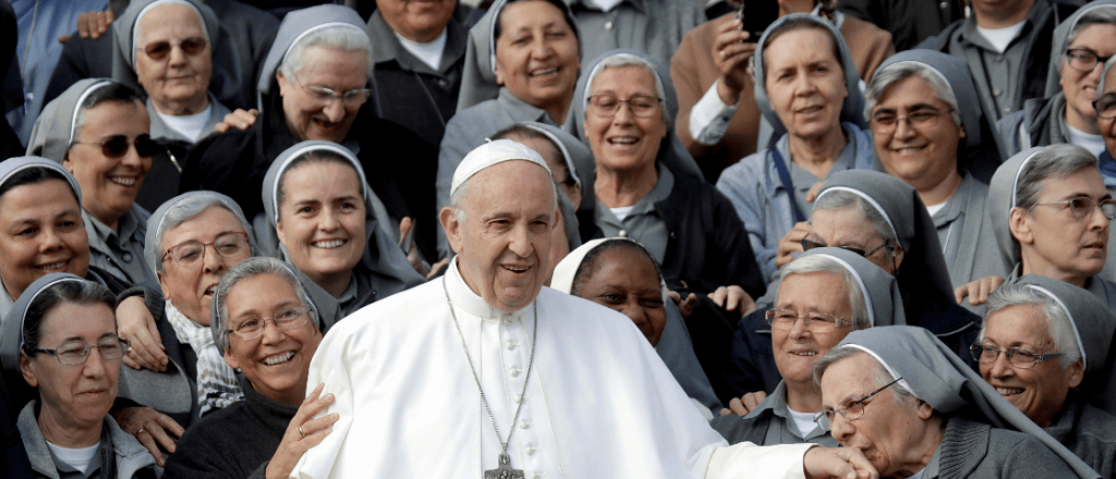 El Papa a una monja: "Te doy un beso, pero no me muerdas"