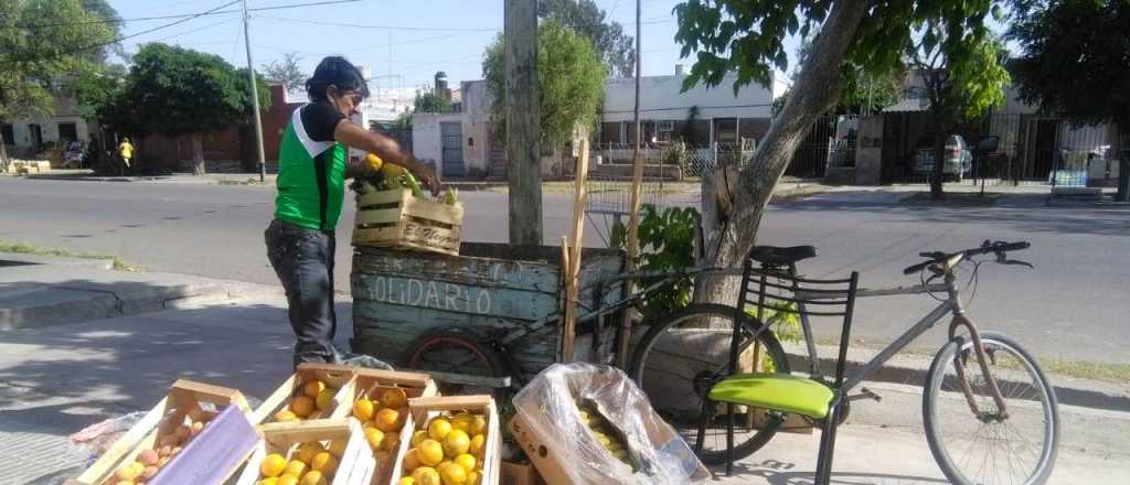 Un cartonero regala frutas a los que menos tienen en San Rafael