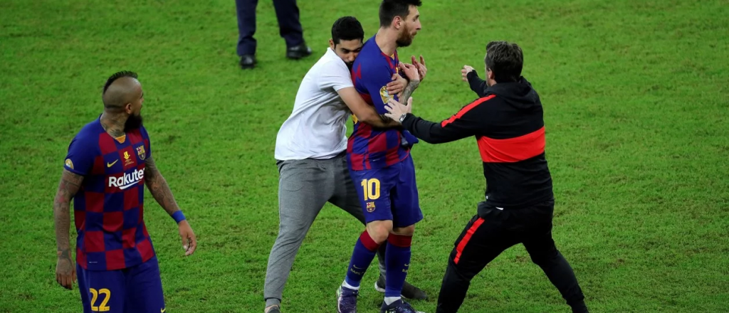 Un hincha invadi&oacute; la cancha y abraz&oacute; a Messi por la espalda