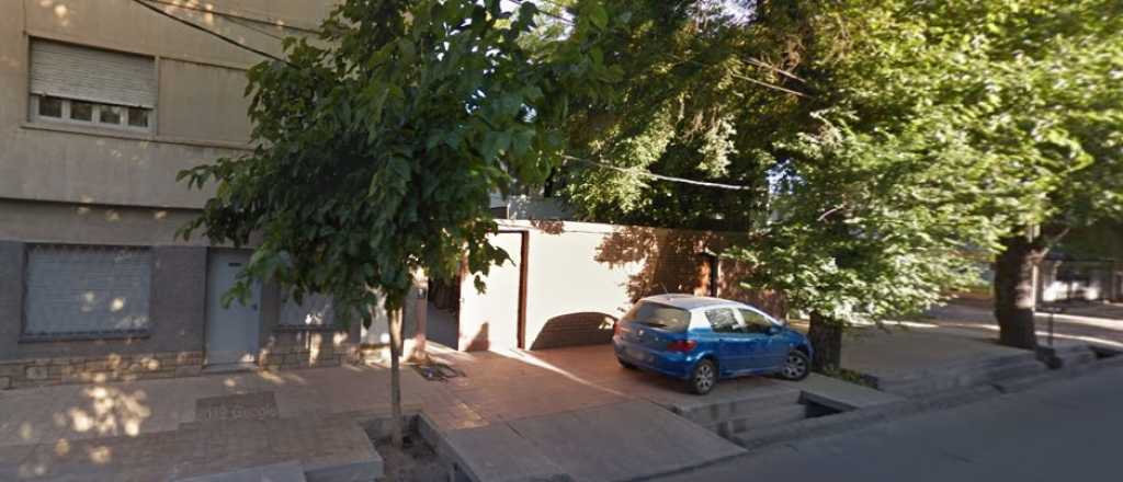 A pesar de la emergencia hídrica, lavan autos con hidrolavadora