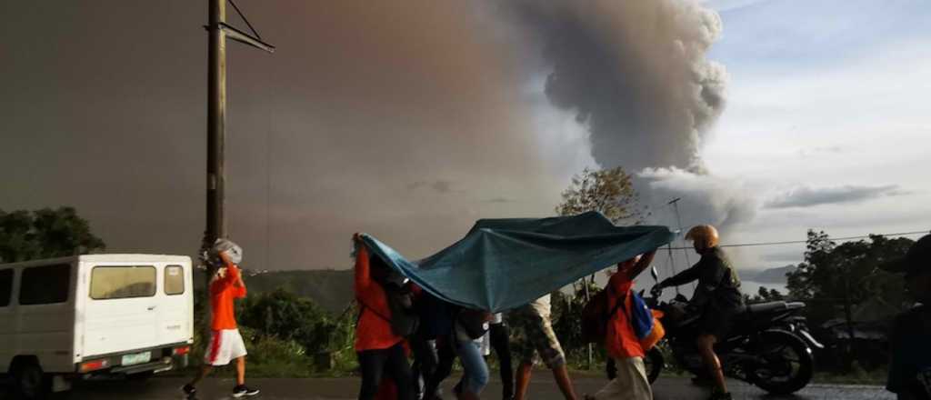 Miles de evacuados en Filipinas por la erupción del volcán Taal