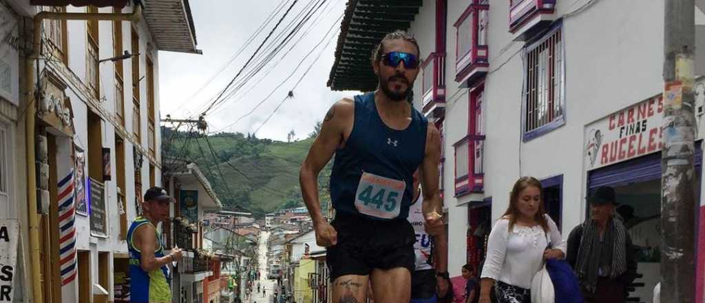 Video: un corredor pate&oacute; a un perro en plena carrera
