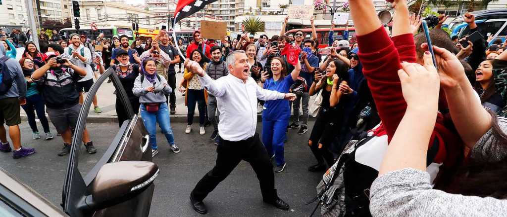 Chile: una ley penaliza a los manifestantes que obliguen a bailar a la gente