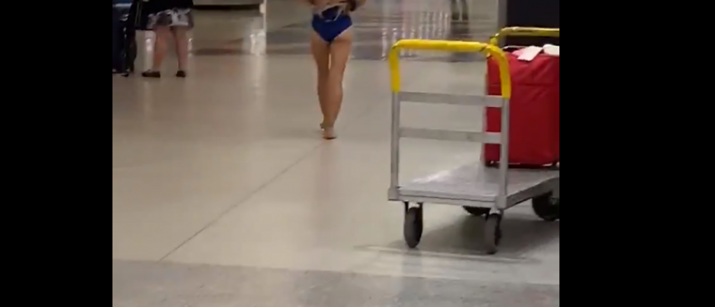 Video: se desnudó en el aeropuerto de Miami cuando iba por su equipaje