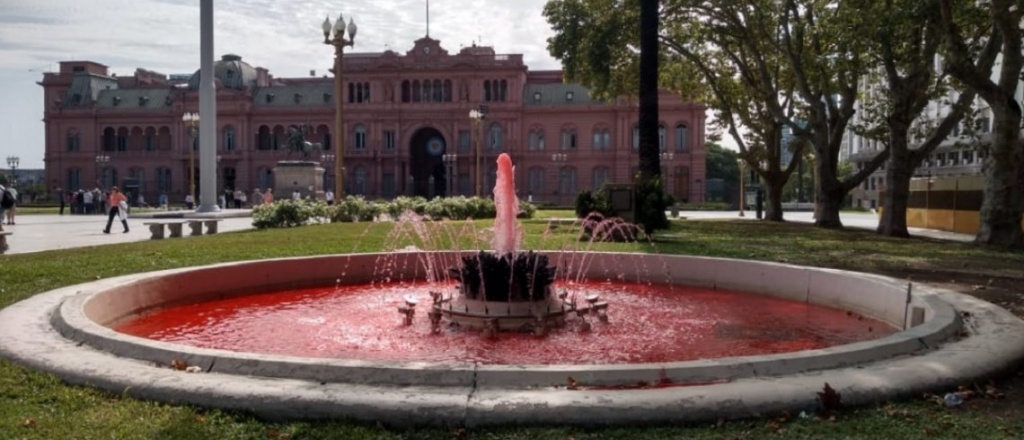 Las fuentes de la Plaza de Mayo se tiñeron de rojo en homenaje a Nisman