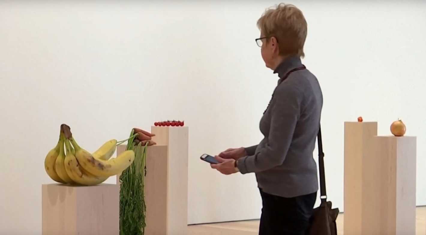 Tras la polémica por el plátano, ahora un museo en Nueva York exhibe frutas y prepara una ensalada como parte de la muestra Image result for museo nueva york frutas