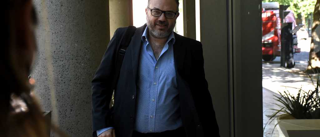 Kulfas busca al due&ntilde;o de un sobre de diez mil d&oacute;lares