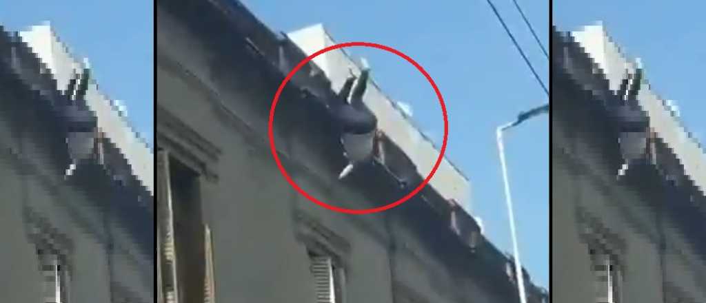 Video: discutió con su novio y se tiró de un balcón en Córdoba