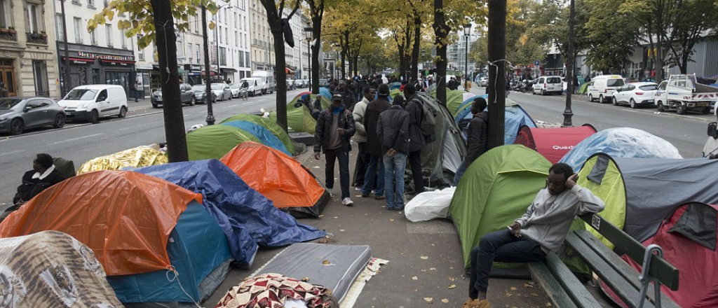 Una villa de emergencia poblada de refugiados y adictos se instaló en París