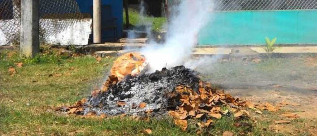 Una mujer quemaba basura en Junín, explotó un aerosol y terminó internada