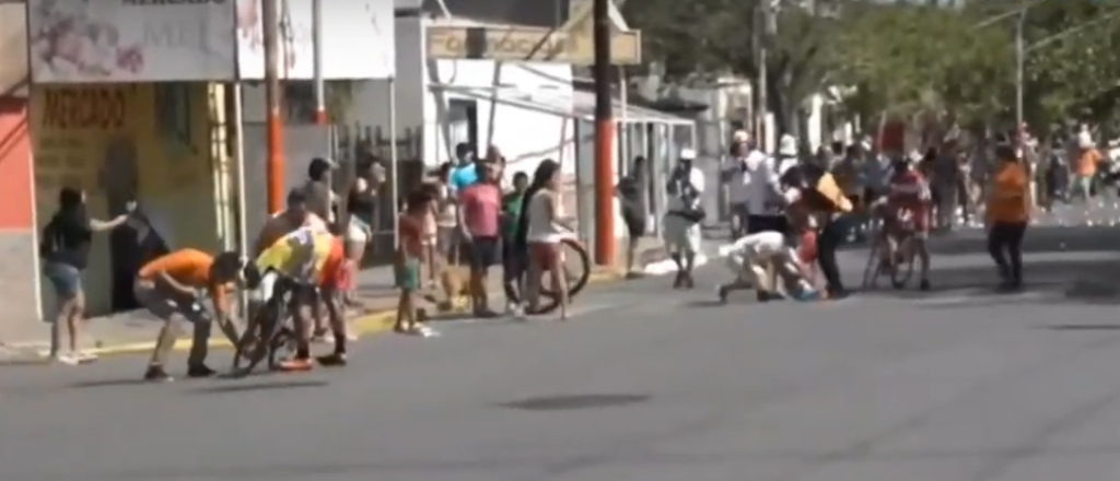 Video: un perro provocó un accidente en la Vuelta a San Juan