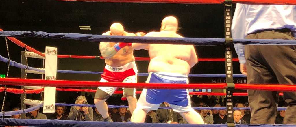 Video: el incre&iacute;ble nocaut que sufri&oacute; un boxeador obeso en su debut profesional