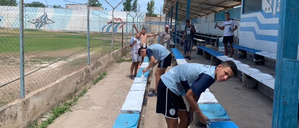 Jugadores e hinchas de Argentino arreglaron el estadio de calle Mitre