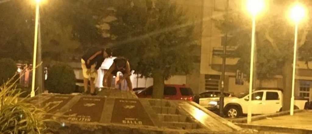 Asaron chorizos en el fuego del monumento a los ca&iacute;dos en Malvinas