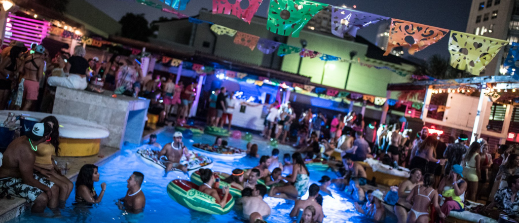 Los vecinos le recriminaron por sus fiestas y los invit&oacute; a pelear desnudos