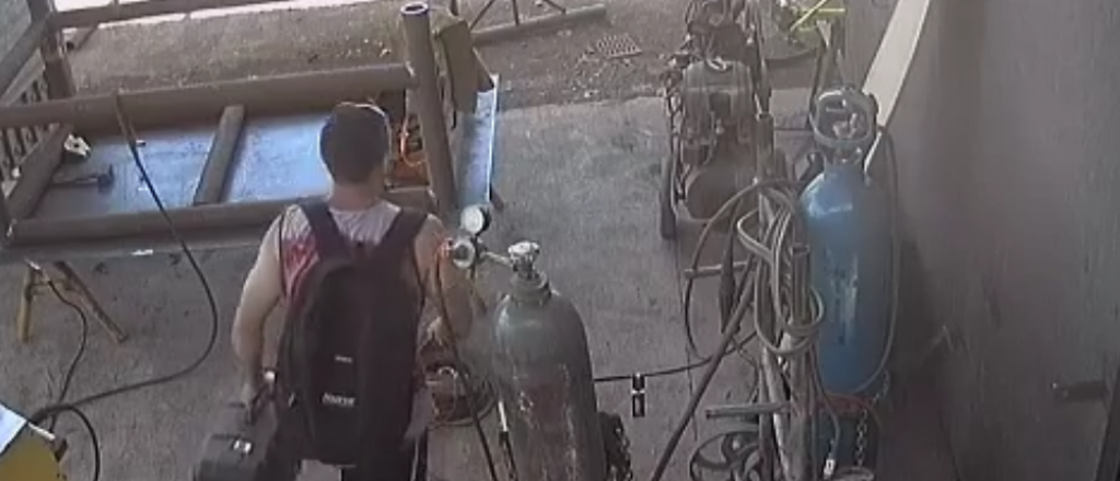 Video: robó casi $170.000 de un taller en Maipú y huyó en bicicleta