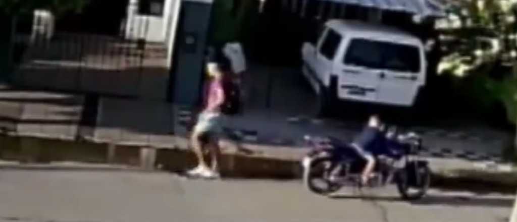Video: motochorro salió a robar con su hijo de 3 años  