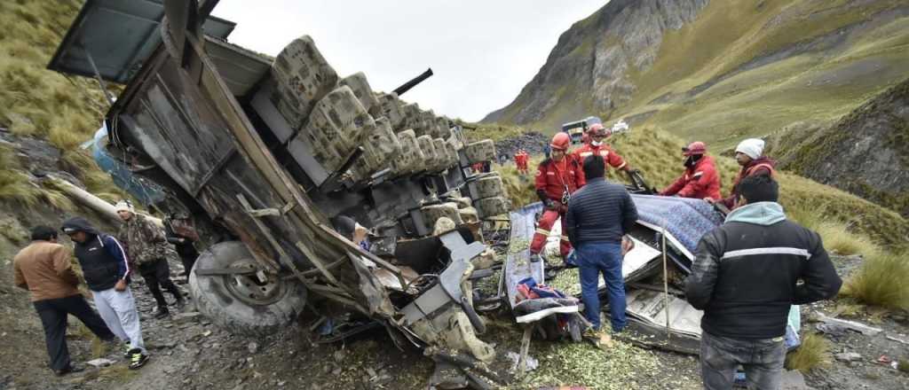 Al menos 15 muertos al caer un micro por un barranco en Bolivia